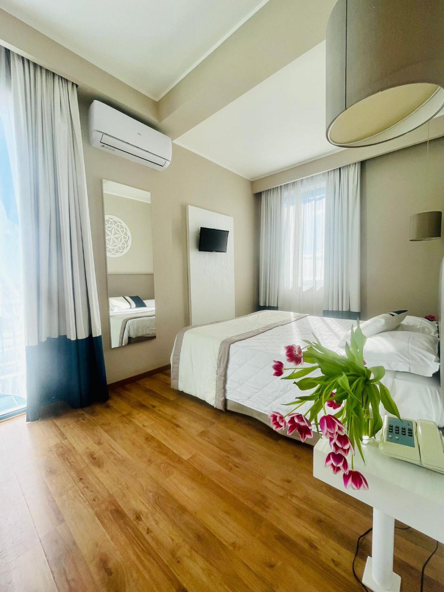 Hotel Mediterraneo Latina Zewnętrze zdjęcie